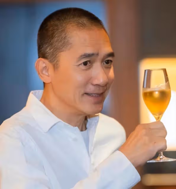 梁朝偉62歲生日,梁媽媽和妹妹罕見出鏡,劉嘉玲舉香檳慶祝