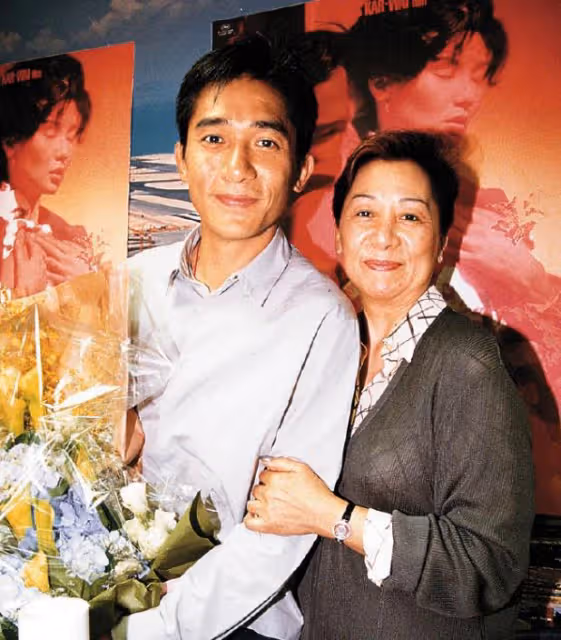 梁朝偉62歲生日,梁媽媽和妹妹罕見出鏡,劉嘉玲舉香檳慶祝