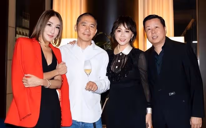 梁朝偉62歲生日,梁媽媽和妹妹罕見出鏡,劉嘉玲舉香檳慶祝