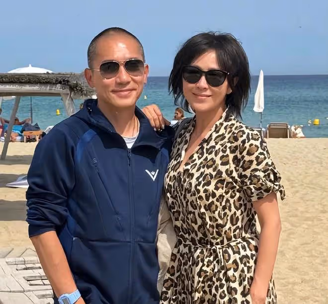 梁朝偉62歲生日,梁媽媽和妹妹罕見出鏡,劉嘉玲舉香檳慶祝