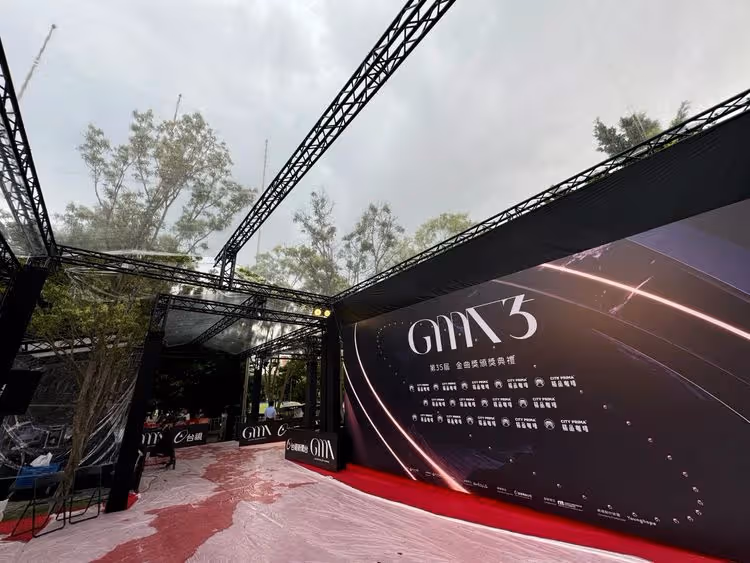 金曲獎紅毯倒數啟動雨備　傾盆大雨澆不熄許富凱、麋先生婆媽粉絲熱情