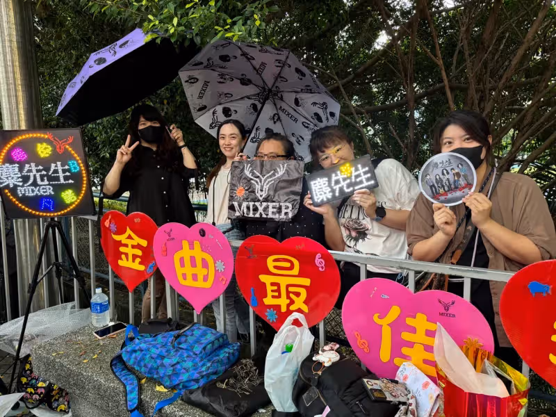 金曲獎紅毯倒數啟動雨備　傾盆大雨澆不熄許富凱、麋先生婆媽粉絲熱情
