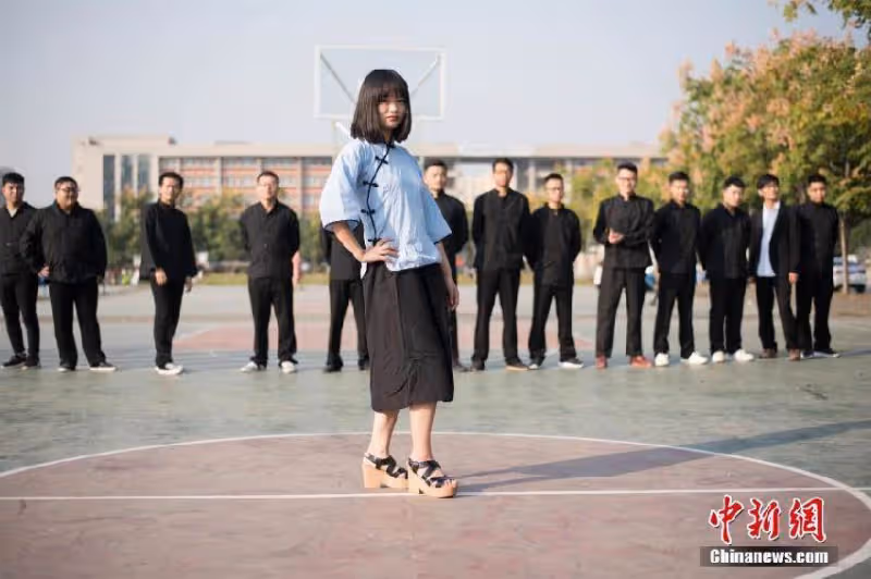 全班唯一女生!畢業當天「她披上婚紗」拍照留念 35名男同學變保鏢「把她當公主寵」煞羨網友:下一張更猛!