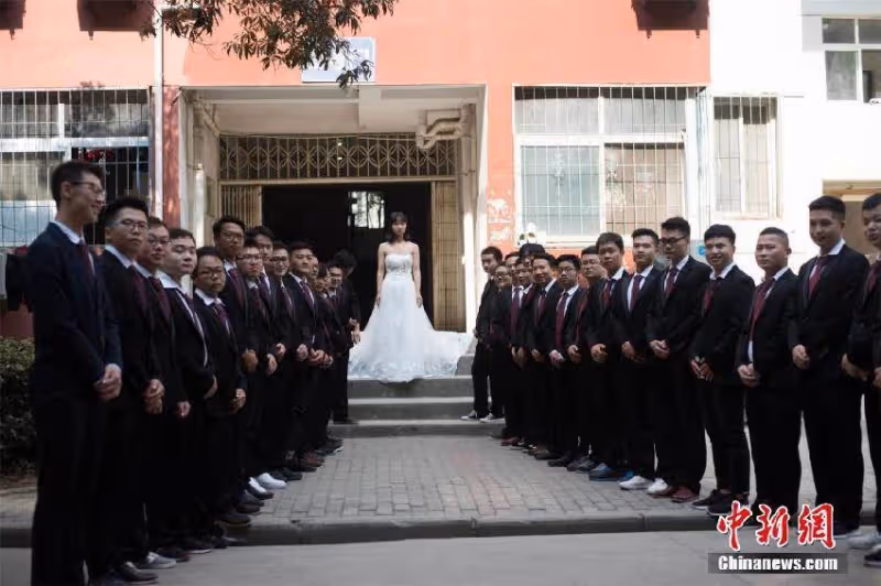 全班唯一女生!畢業當天「她披上婚紗」拍照留念 35名男同學變保鏢「把她當公主寵」煞羨網友:下一張更猛!