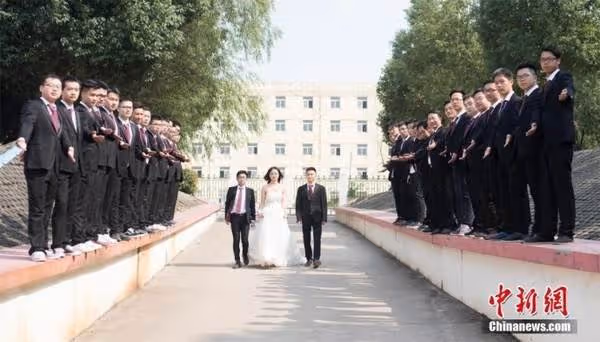 全班唯一女生!畢業當天「她披上婚紗」拍照留念 35名男同學變保鏢「把她當公主寵」煞羨網友:下一張更猛!