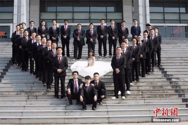 全班唯一女生!畢業當天「她披上婚紗」拍照留念 35名男同學變保鏢「把她當公主寵」煞羨網友:下一張更猛!