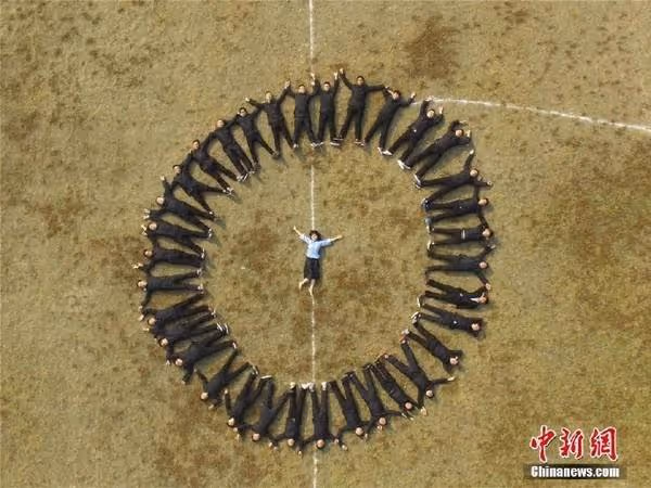 全班唯一女生!畢業當天「她披上婚紗」拍照留念 35名男同學變保鏢「把她當公主寵」煞羨網友:下一張更猛!