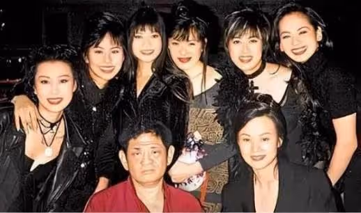 他年賺56億花20億養女人!沉溺聲色犬馬之中,家中養著「百位美女」晚年留給兒子「26億」天價巨債