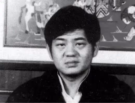 他年賺56億花20億養女人!沉溺聲色犬馬之中,家中養著「百位美女」晚年留給兒子「26億」天價巨債