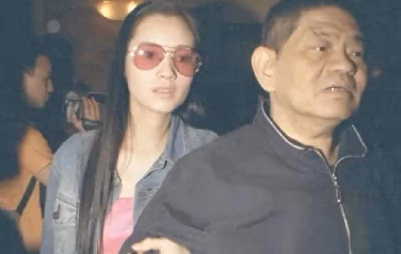 他年賺56億花20億養女人!沉溺聲色犬馬之中,家中養著「百位美女」晚年留給兒子「26億」天價巨債