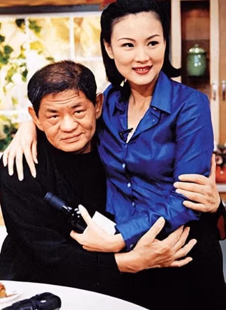 他年賺56億花20億養女人!沉溺聲色犬馬之中,家中養著「百位美女」晚年留給兒子「26億」天價巨債