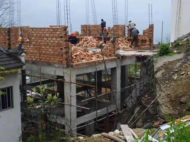 我給父母建房,妻子也要給她父母建,猶豫間弟弟的話,決定答應妻
