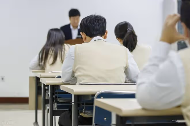 60後父母的悲哀:花幾十萬供子女讀大學,就業後卻混得不如中專生