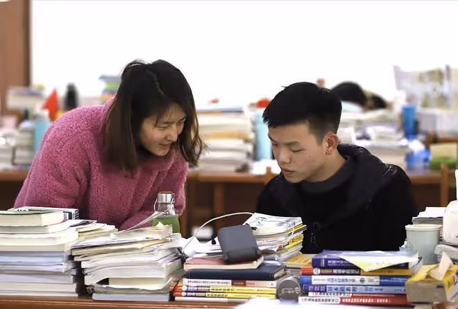 60後父母的悲哀:花幾十萬供子女讀大學,就業後卻混得不如中專生