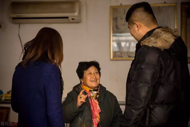 60後父母的悲哀:花幾十萬供子女讀大學,就業後卻混得不如中專生