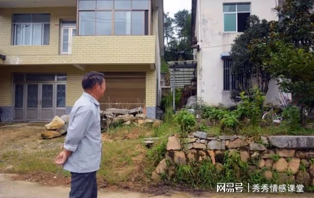 分家給小兒子八間好房,卻給大兒子土坯房,年老後求大兒子贍養