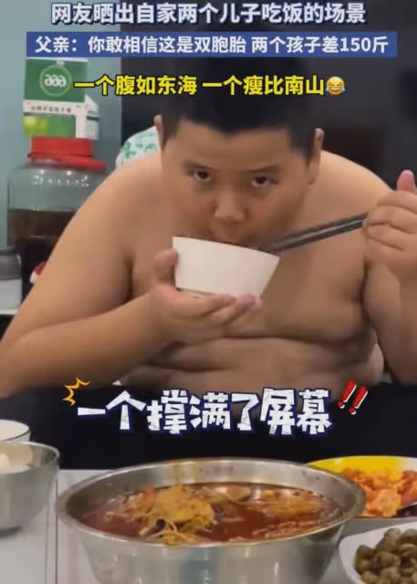 雙胞胎弟弟乾飯狼吞虎咽,轉頭看哥哥媽媽不吱聲,體型對比沉默了