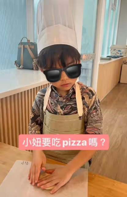 周杰倫兒女近照曝光,羅密歐和妹妹下廚做披薩,兄妹露正臉像爸爸