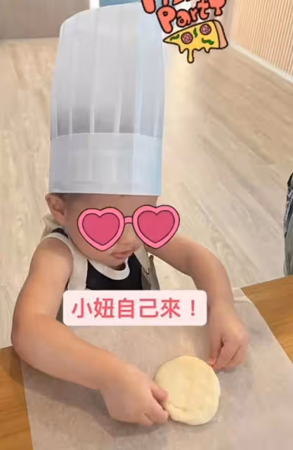 周杰倫兒女近照曝光，羅密歐和妹妹下廚做披薩，兄妹露正臉像爸爸