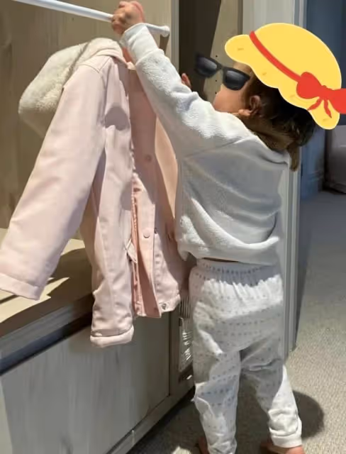 周杰倫兒女近照曝光，羅密歐和妹妹下廚做披薩，兄妹露正臉像爸爸
