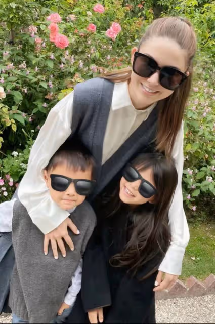 周杰倫兒女近照曝光，羅密歐和妹妹下廚做披薩，兄妹露正臉像爸爸