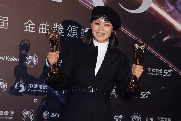 擊敗鳳小岳！20歲Makav真愛奪新人　抱回2獎後台直喊想吃肉萌翻