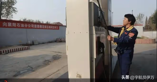 湖北美女攜癱瘓丈夫和女兒嫁鄰居,丈夫從中牽線!如今成人生贏家