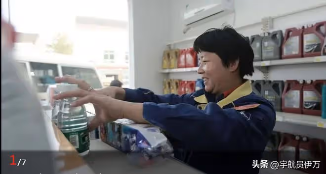 湖北美女攜癱瘓丈夫和女兒嫁鄰居,丈夫從中牽線!如今成人生贏家