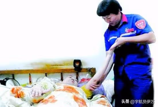 湖北美女攜癱瘓丈夫和女兒嫁鄰居,丈夫從中牽線!如今成人生贏家