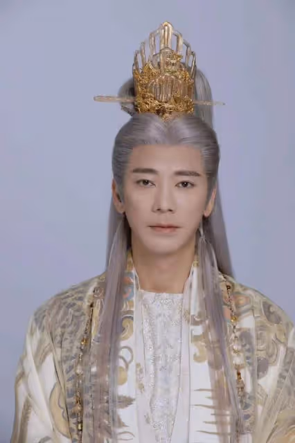 於正再放臨江仙劇照,衝著白鹿來的,我卻被50+陳德容驚艷了