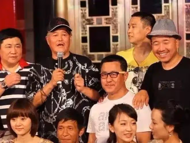 6位老藝術家晚年生活:住破舊小區,喪妻住養老院,享天倫之樂