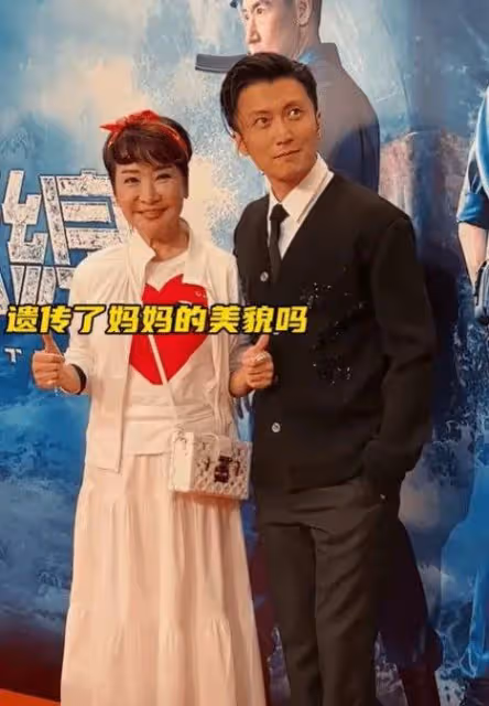 看了謝霆鋒73歲媽媽的近照,才知道張柏芝大兒子可惜了