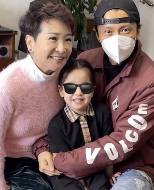 看了謝霆鋒73歲媽媽的近照,才知道張柏芝大兒子可惜了