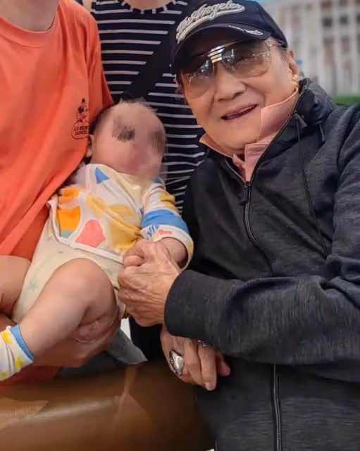 看了謝霆鋒73歲媽媽的近照,才知道張柏芝大兒子可惜了
