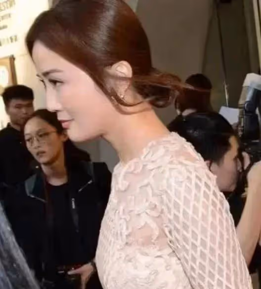 正臉側臉反差大的明星:虞書欣路透被指不如素人,楊冪鼻孔外翻