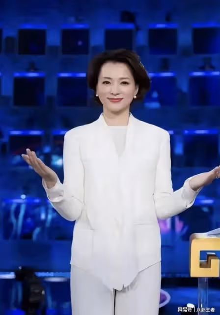 董卿回歸央視!復出主持節3檔目!最新工作照曝光,依然優雅大方