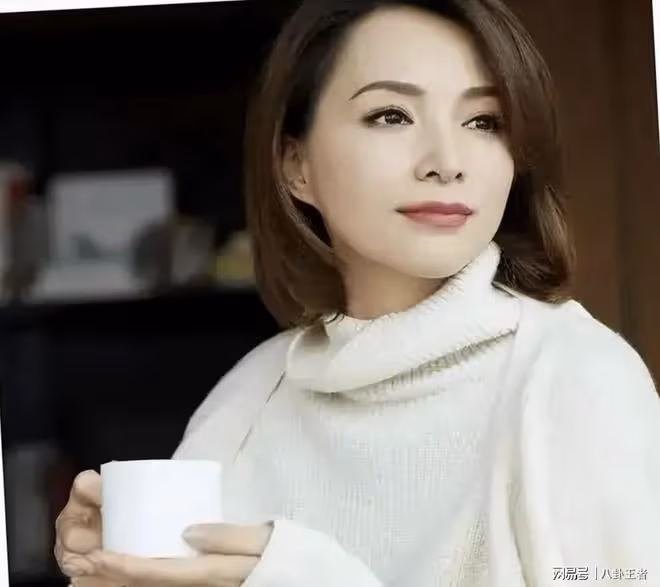 董卿回歸央視!復出主持節3檔目!最新工作照曝光,依然優雅大方