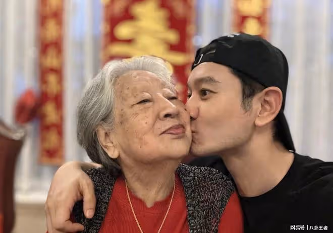 黃曉明姥姥96歲大壽!身材暴瘦惹人疼,苦了小海綿幫拍照忙前忙後
