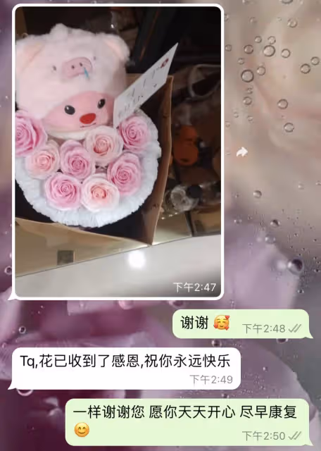我是一位花店老闆，最近遇到一位老先生打電話來訂花，卻堅持貨到付款！我拗不過只好送花到府，一進門「看到老爺爺卻鼻酸哭了」，幸好有送花過來…