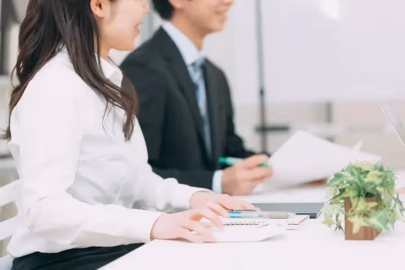 我退休後月收有5萬4卻對女兒說只有1萬8，當老伴走後我第一個生日，女兒女婿上門一句話，我心涼淚崩：多虧當初有瞞著~
