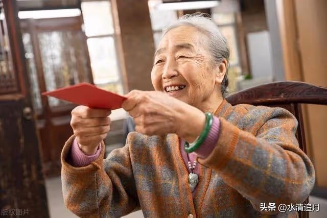 我有2個女兒，大女兒嫁有錢人「常故意向窮妹妹炫耀」！我生日到了，大女兒包2萬大紅包「小女兒卻只送2箱牛奶」結果一打開盒子我嚇壞衝去她家 # 原來最值得我驕傲的是小女兒～