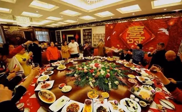 爺爺生日宴上，爸爸當眾宣布「準備200萬嫁妝給我」另外再給一間房和車子，大嫂一聽當即就不高興了，當著所有親戚的面就威脅起了我爸媽，「錢不給我，我就拿掉小孩」 我媽一聽立刻就惱火了，下一秒媽媽說的話讓大嫂直接愣在了原地