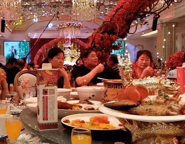 爺爺生日宴上，爸爸當眾宣布「準備200萬嫁妝給我」另外再給一間房和車子，大嫂一聽當即就不高興了，當著所有親戚的面就威脅起了我爸媽，「錢不給我，我就拿掉小孩」 我媽一聽立刻就惱火了，下一秒媽媽說的話讓大嫂直接愣在了原地