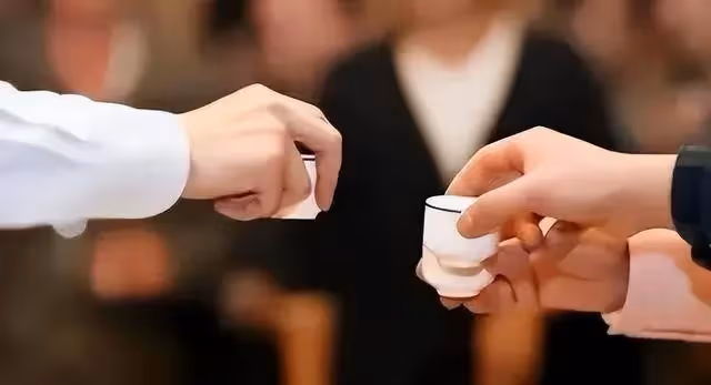 爺爺生日宴上，爸爸當眾宣布「準備200萬嫁妝給我」另外再給一間房和車子，大嫂一聽當即就不高興了，當著所有親戚的面就威脅起了我爸媽，「錢不給我，我就拿掉小孩」 我媽一聽立刻就惱火了，下一秒媽媽說的話讓大嫂直接愣在了原地