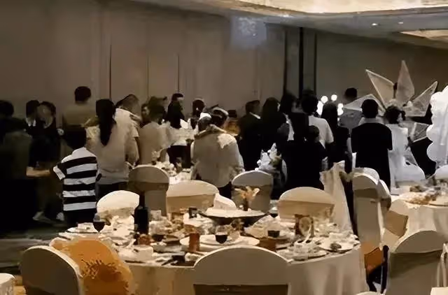 爺爺生日宴上，爸爸當眾宣布「準備200萬嫁妝給我」另外再給一間房和車子，大嫂一聽當即就不高興了，當著所有親戚的面就威脅起了我爸媽，「錢不給我，我就拿掉小孩」 我媽一聽立刻就惱火了，下一秒媽媽說的話讓大嫂直接愣在了原地