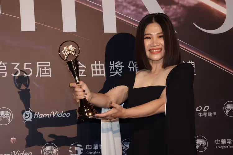 黃妃金曲獎3度封后淚崩　爸媽半年內相繼過世「希望他們在天上很好」