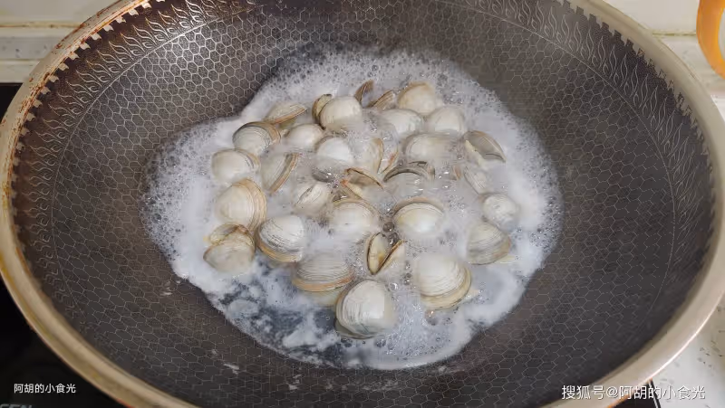絲瓜和它絕配,吃不夠的「天下第一鮮」!咕嘟咕嘟一鍋燉,鮮的沒話說、超解饞