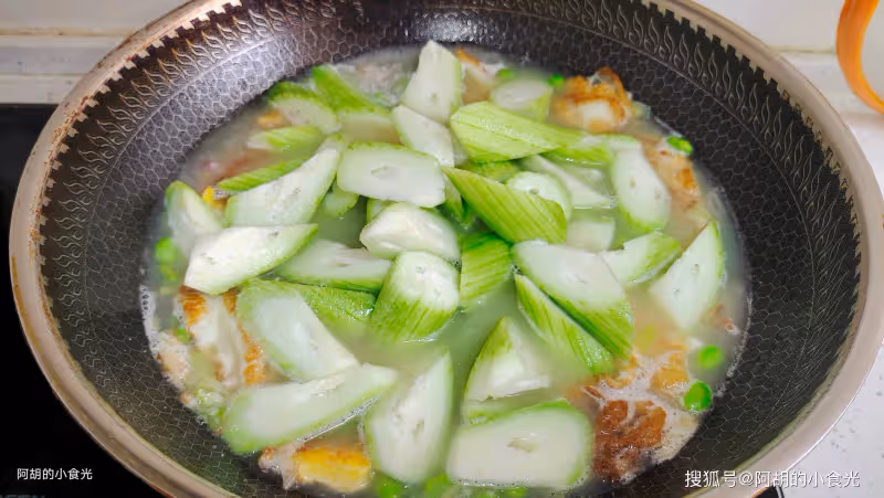 絲瓜和它絕配,吃不夠的「天下第一鮮」!咕嘟咕嘟一鍋燉,鮮的沒話說、超解饞