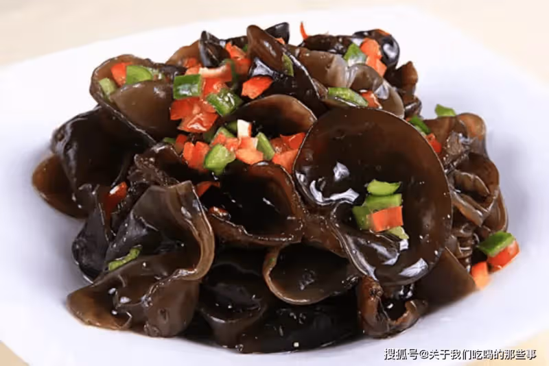泡木耳,不要只用清水,多加2樣,十分鐘泡發,木耳又大又乾淨