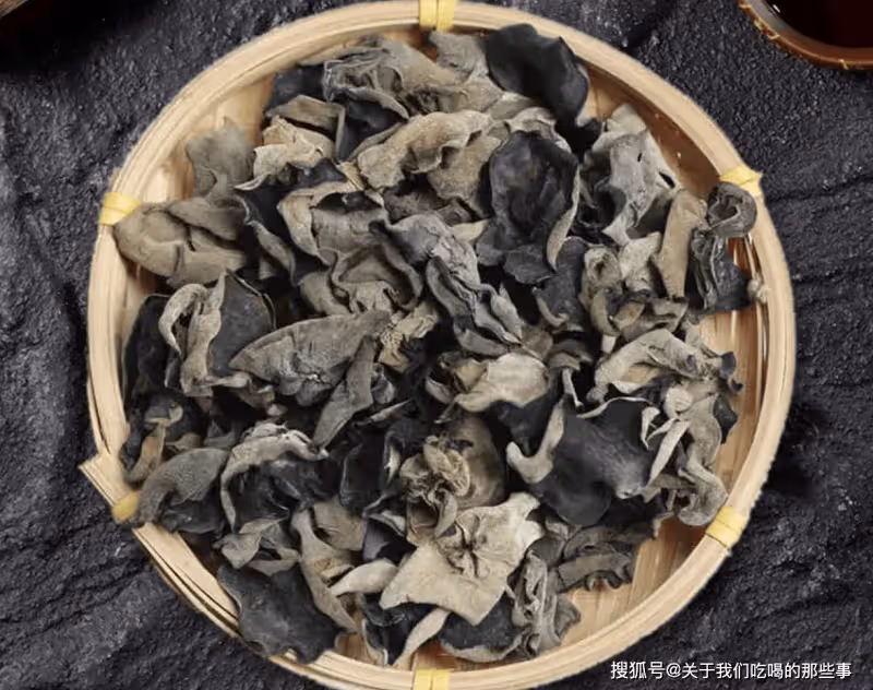 泡木耳,不要只用清水,多加2樣,十分鐘泡發,木耳又大又乾淨